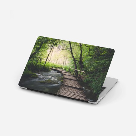 Laptop-Aufkleber ruhiger hölzerner steg durch grünen wald – Wallnifity®