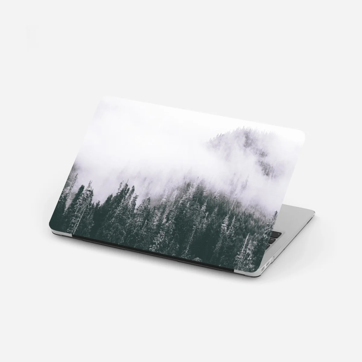 Laptop-Aufkleber nebliger immergrüner wald – Wallnifity® Laptop-Aufkleber nebliger immergrüner wald – Wallnifity®
