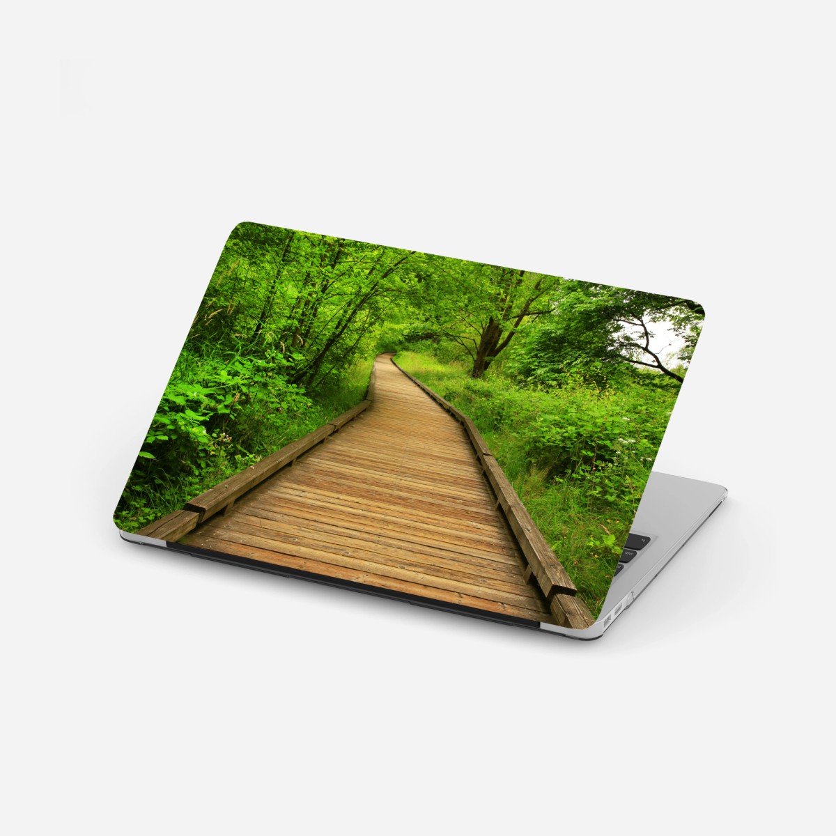 Laptop-Aufkleber ruhiger holzsteg im wald – Wallnifity®