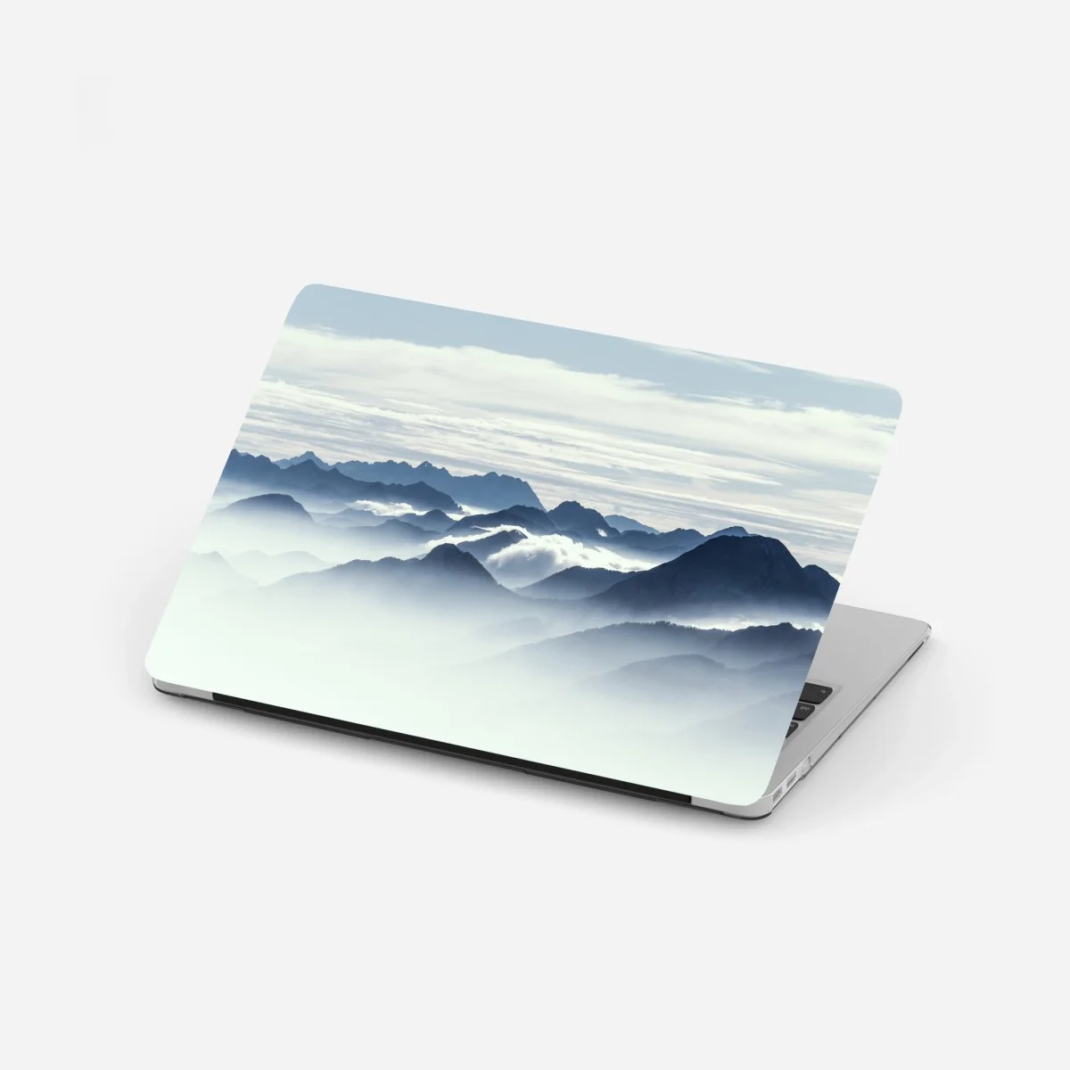 Laptop-Aufkleber neblige bergschichten im morgenlicht – Wallnifity® Laptop-Aufkleber neblige bergschichten im morgenlicht – Wallnifity®