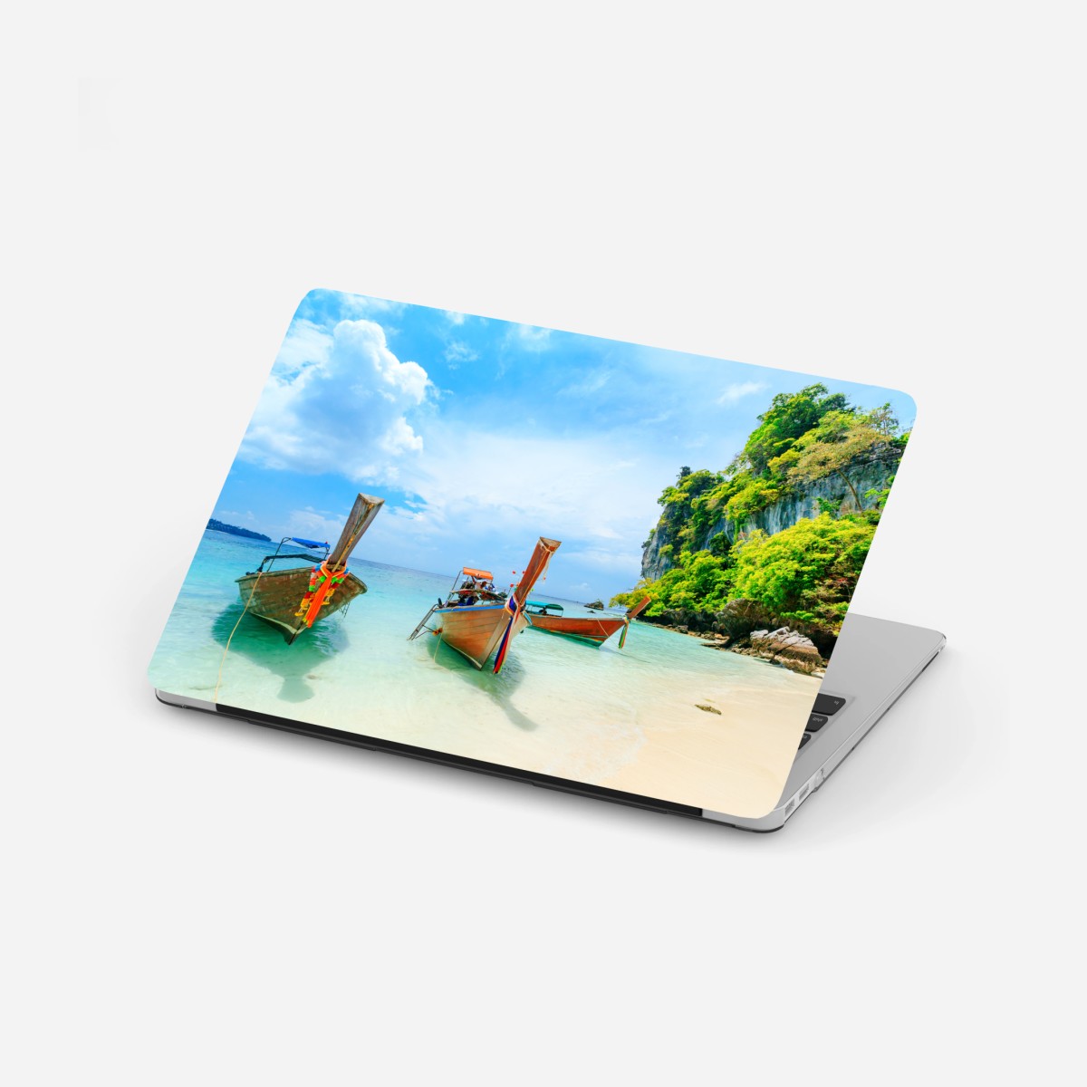 Laptop-Aufkleber longtail-boote am türkisfarbenen strand von Phuket – Wallnifity®