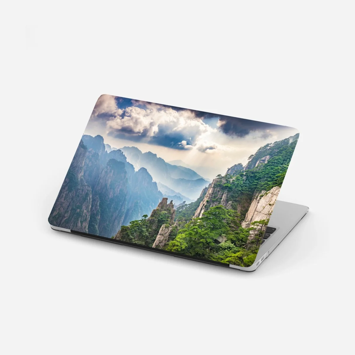 Laptop-Aufkleber neblige bergklippen mit sonnenstrahlen – Wallnifity® Laptop-Aufkleber neblige bergklippen mit sonnenstrahlen – Wallnifity®