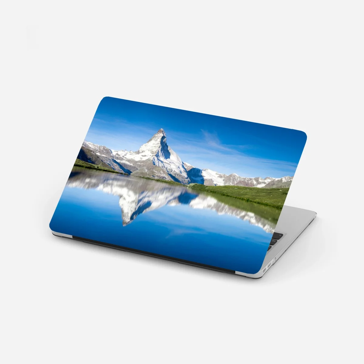 Laptop-Aufkleber majestätische bergspiegelung über alpensee – Wallnifity® Laptop-Aufkleber majestätische bergspiegelung über alpensee – Wallnifity®
