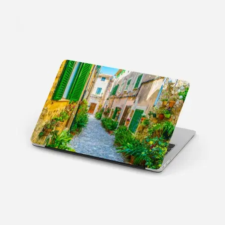 Laptop-Aufkleber sonnige gasse mit grünen fensterläden – Wallnifity®