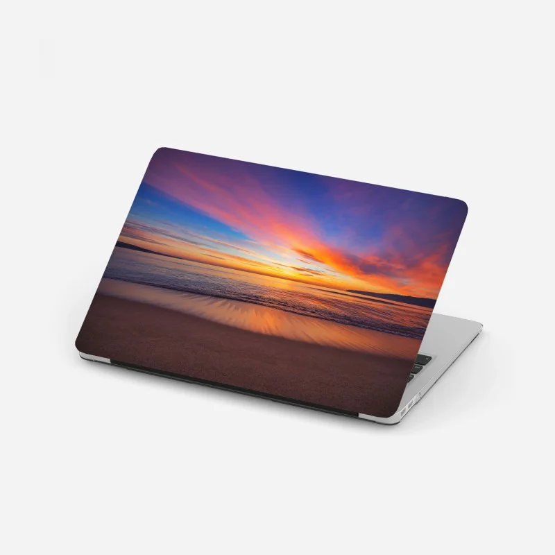 Laptop-Aufkleber lebendiger sonnenaufgang über einem ruhigen strand