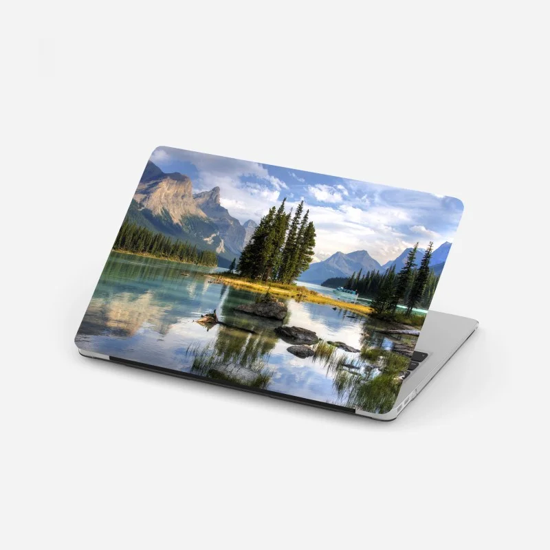 Laptop-Aufkleber ruhiger alpensee mit insel und bergen – Wallnifity®