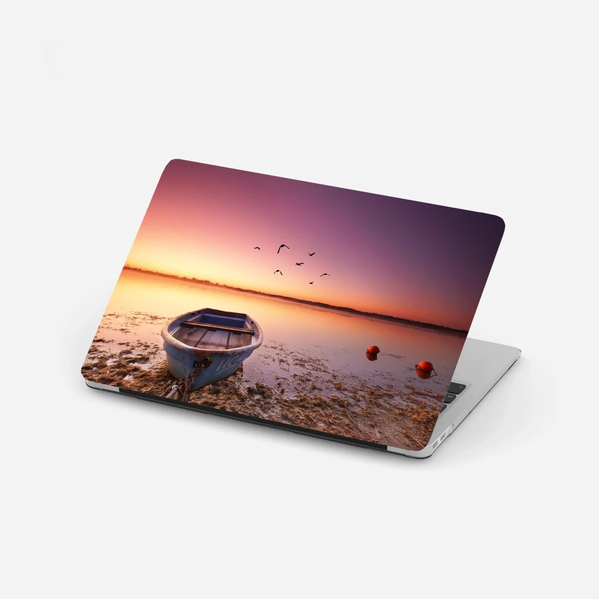 Laptop-Aufkleber friedliche bootsstimmung im abendlicht – Wallnifity® Laptop-Aufkleber friedliche bootsstimmung im abendlicht – Wallnifity®