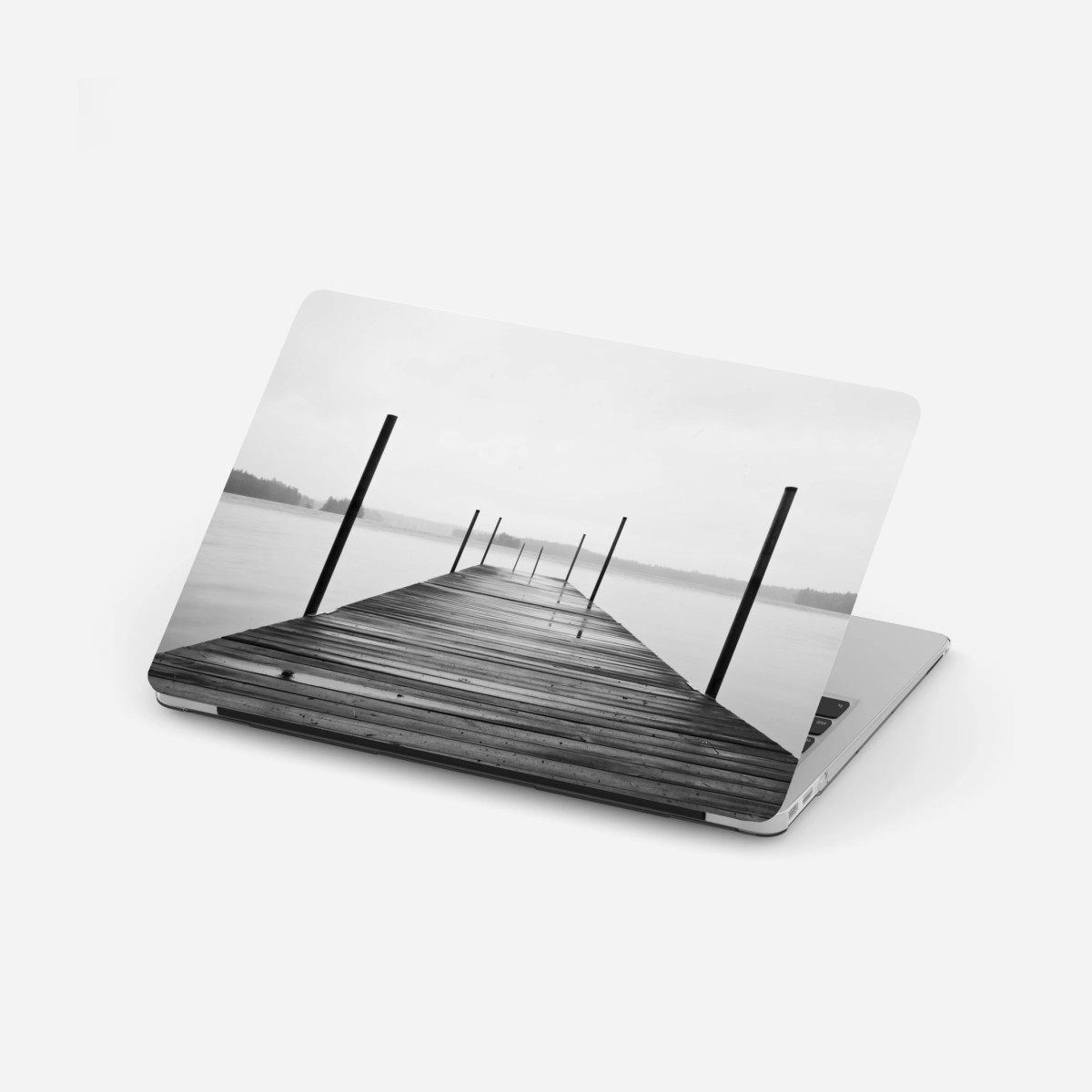 Laptop-Aufkleber nebliger steg am see in monochrom – Wallnifity®