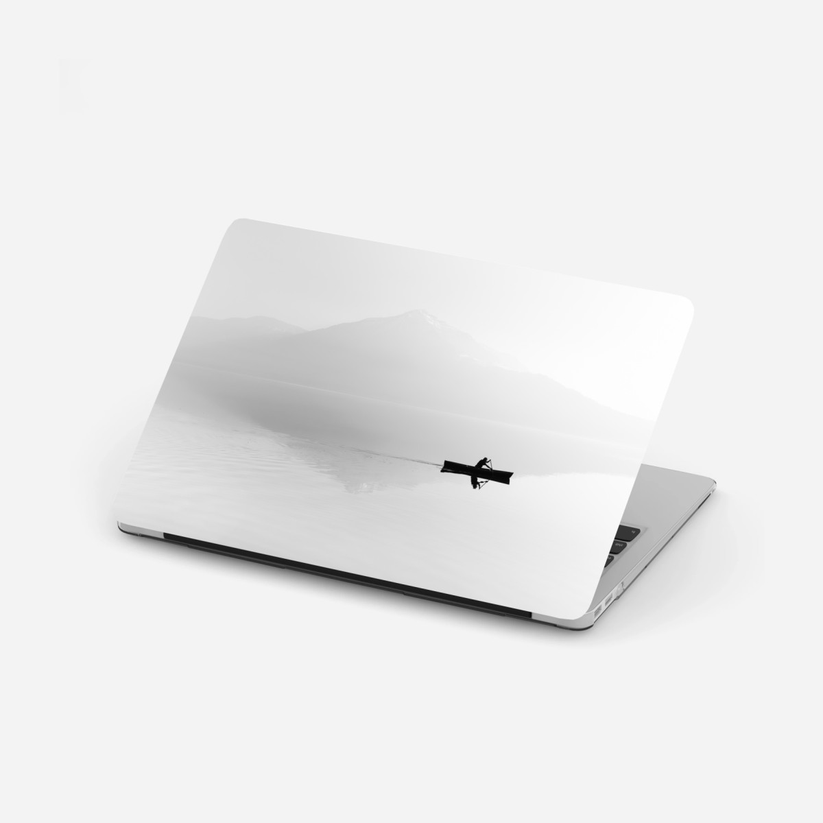 Laptop-Aufkleber einsamer ruderer auf einem nebligen see – Wallnifity®