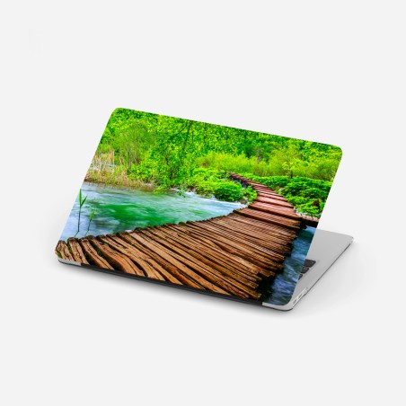Laptop-Aufkleber ruhiger grüner steg über dem fluss – Wallnifity®