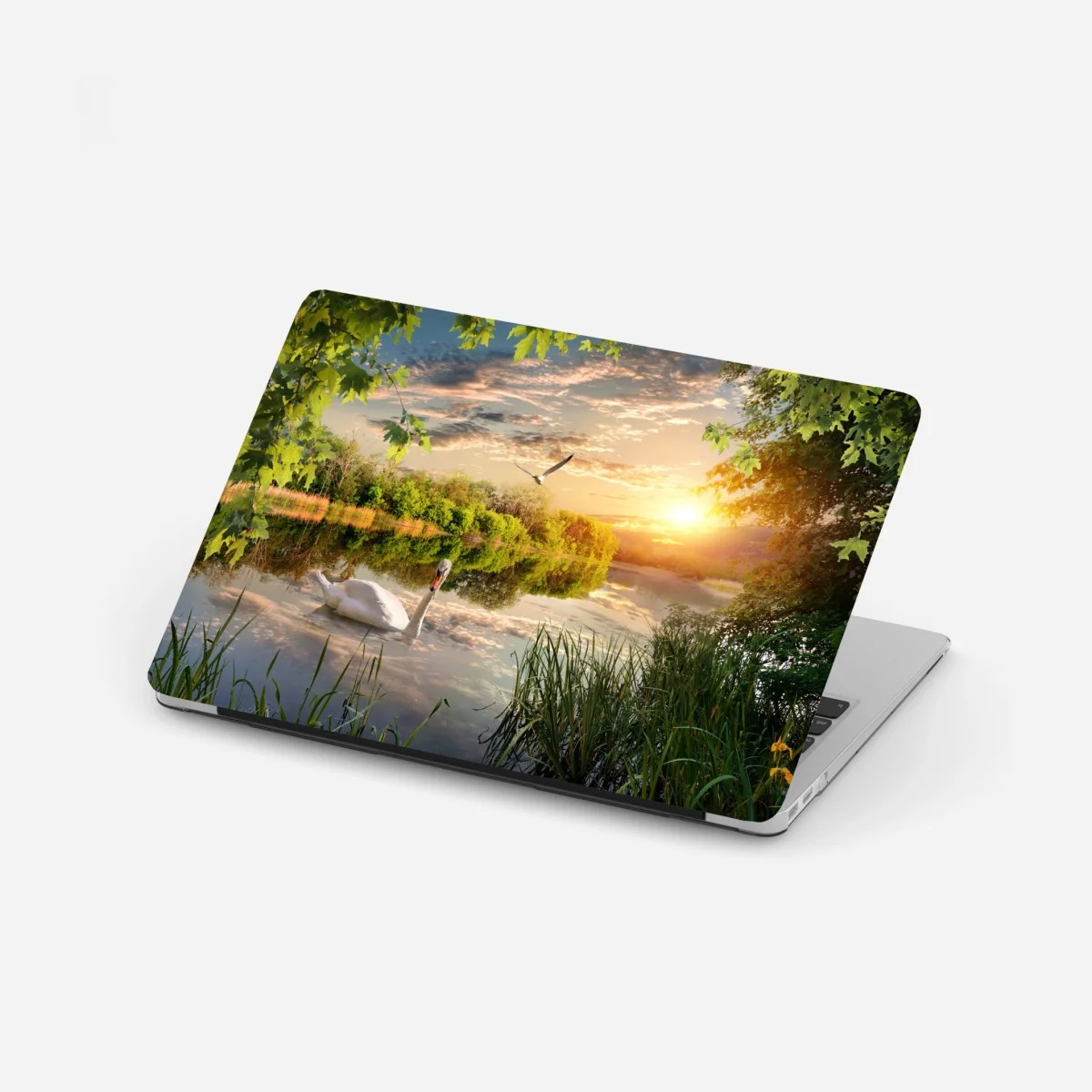 Laptop-Aufkleber sonnenuntergang mit schwan auf stillem see – Wallnifity® Laptop-Aufkleber sonnenuntergang mit schwan auf stillem see – Wallnifity®