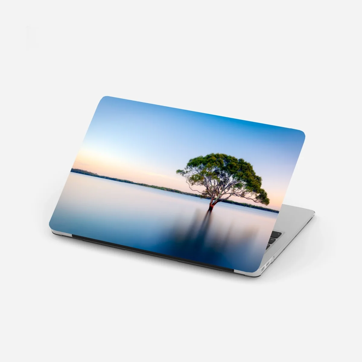 Laptop-Aufkleber einsamer baum am stillen see – Wallnifity® Laptop-Aufkleber einsamer baum am stillen see – Wallnifity®