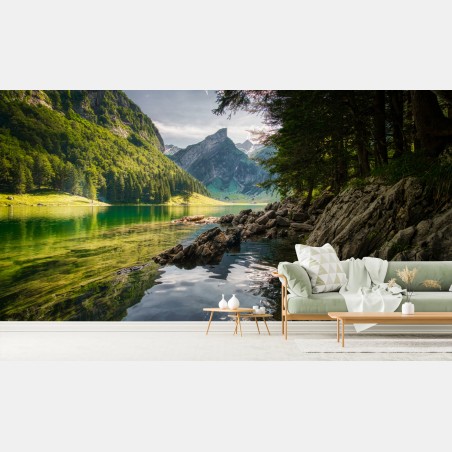 Fototapete ruhiger bergsee mit spiegelungen im wald – Wallnifity®