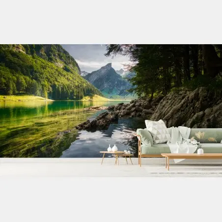 Fototapete ruhiger bergsee mit spiegelungen im wald – Wallnifity®