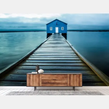Fototapete blaues bootshaus am ende des stegs – Wallnifity®