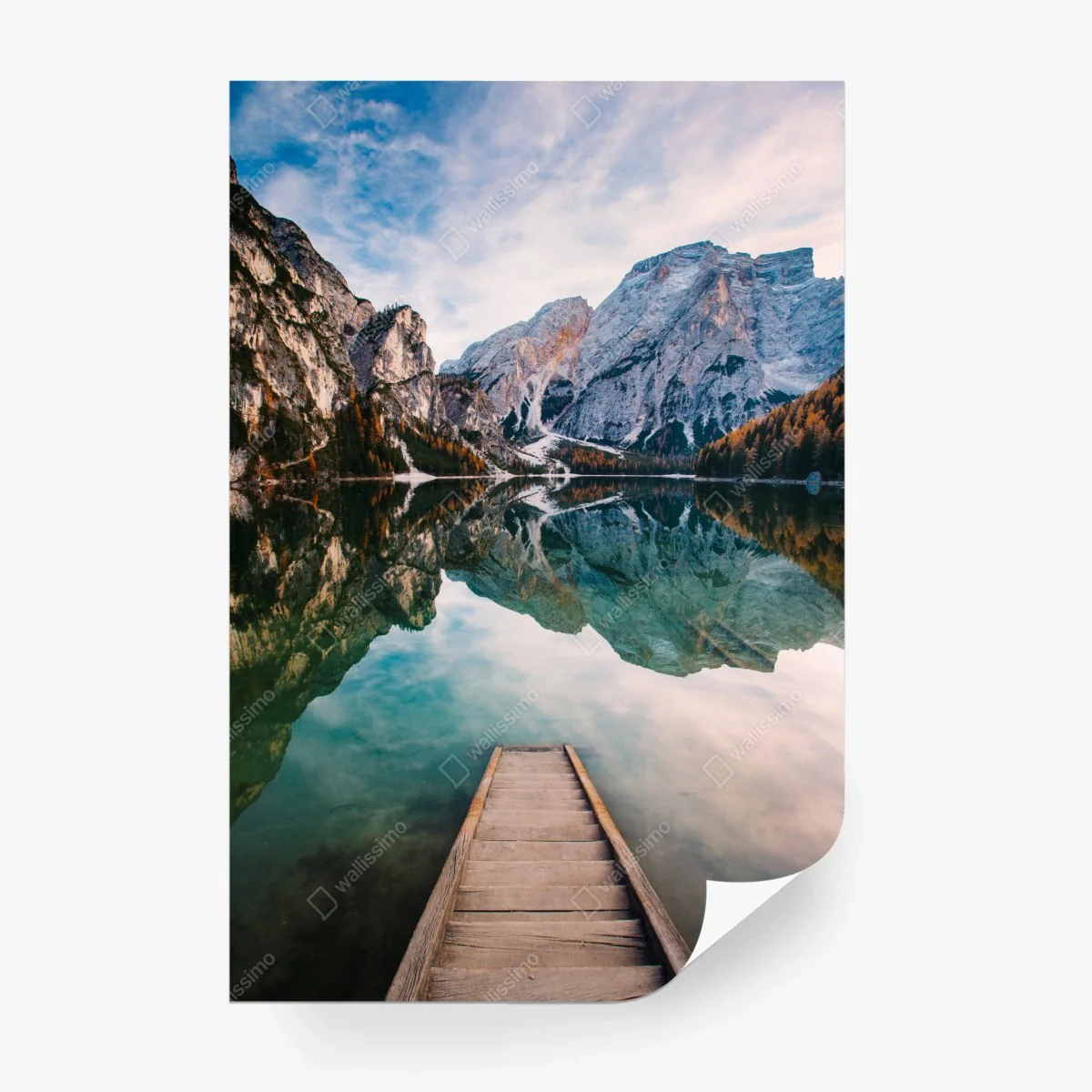 Fototapete ruhiger alpensee mit hölzernem steg – Wallnifity® Fototapete ruhiger alpensee mit hölzernem steg – Wallnifity®