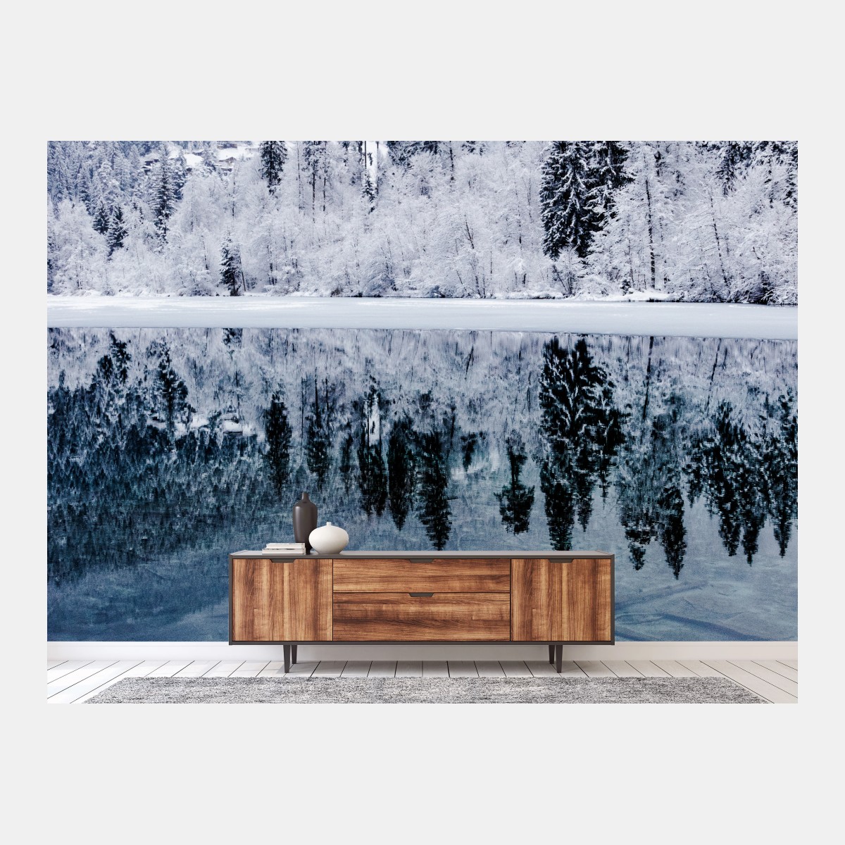 Fototapete winterlicher see mit spiegelung im verschneiten wald – Wallnifity®
