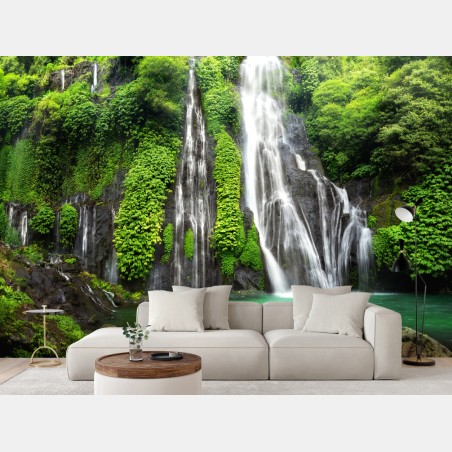 Fototapete ruhiger wasserfall im smaragdgrünen wald – Wallnifity®