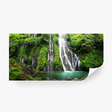 Fototapete ruhiger wasserfall im smaragdgrünen wald – Wallnifity®