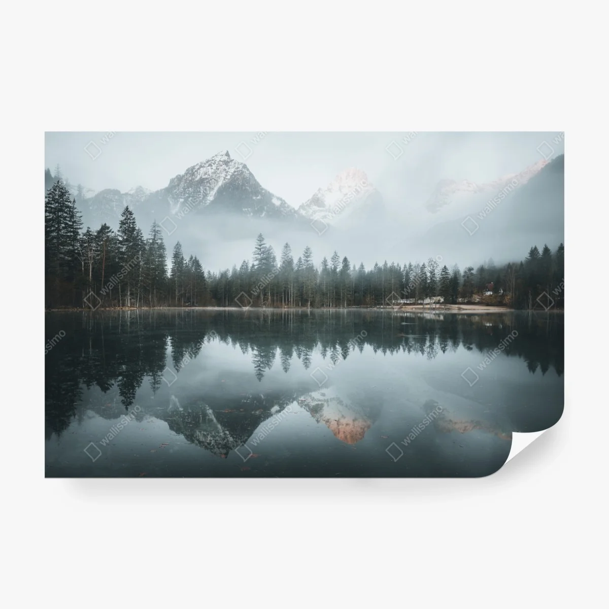 Fototapete neblige alpine spiegelung am ruhigen see – Wallnifity® Fototapete neblige alpine spiegelung am ruhigen see – Wallnifity®