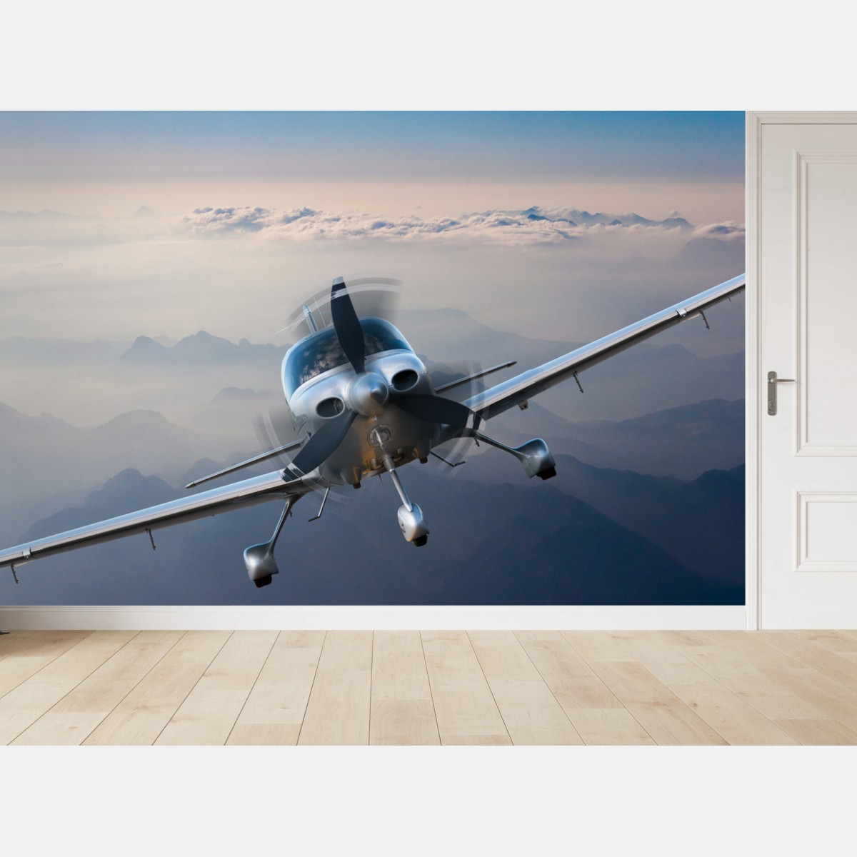 Fototapete silbernes propellerflugzeug über nebeligen bergen – Wallnifity®
