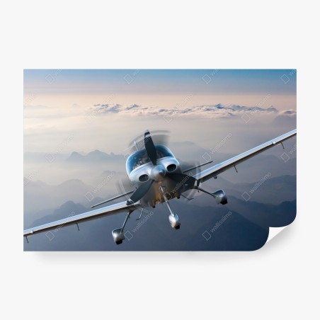Fototapete silbernes propellerflugzeug über nebeligen bergen – Wallnifity®