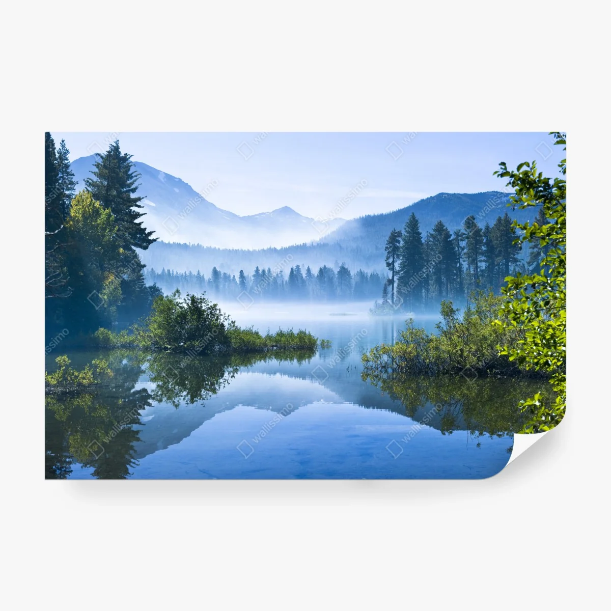 Fototapete nebliger bergsee mit spiegelnder oberfläche – Wallnifity® Fototapete nebliger bergsee mit spiegelnder oberfläche – Wallnifity®