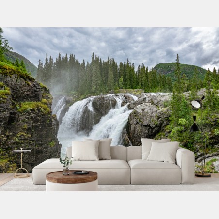 Fototapete nebliger wasserfall im dichten kiefernwald – Wallnifity®