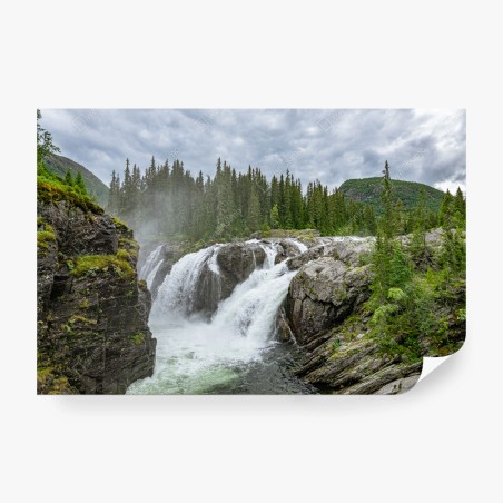 Fototapete nebliger wasserfall im dichten kiefernwald – Wallnifity®