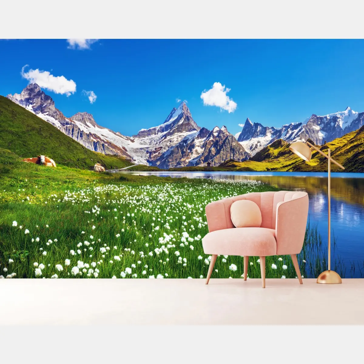 Fototapete alpensee mit blumenwiese und berggipfeln – Wallnifity®