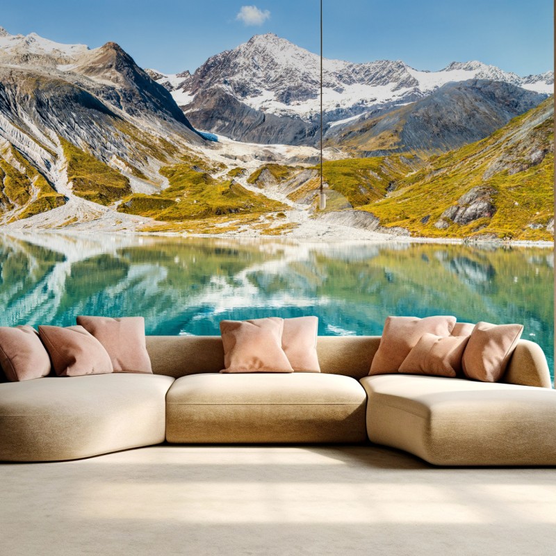 Fototapete ruhiger alpensee mit schneebedeckten gipfeln