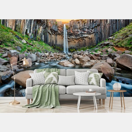 Fototapete dramatischer wasserfall zwischen basaltklippen – Wallnifity®