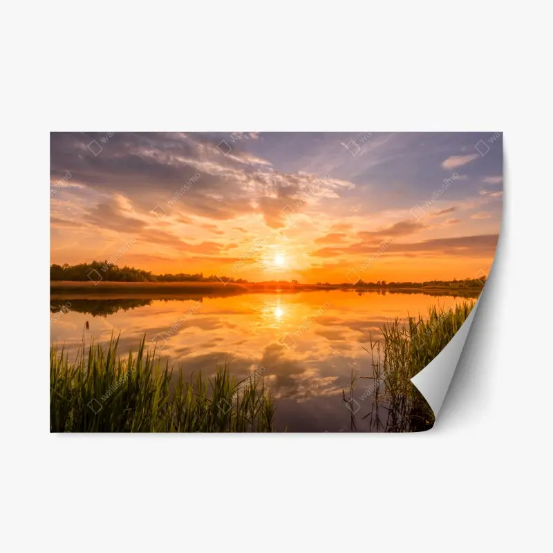 Repositionierbarer Aufkleber goldener sonnenuntergang über idyllischem see