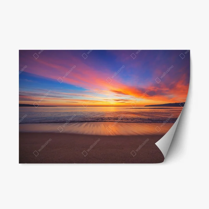 Repositionierbarer Aufkleber lebendiger sonnenaufgang über einem ruhigen strand