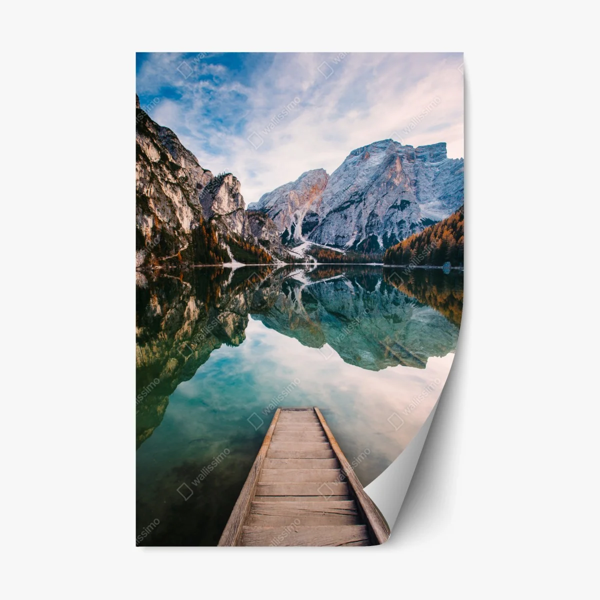 Repositionierbarer Aufkleber ruhiger alpensee mit hölzernem steg – Wallnifity® Repositionierbarer Aufkleber ruhiger alpensee mit hölzernem steg – Wallnifity®