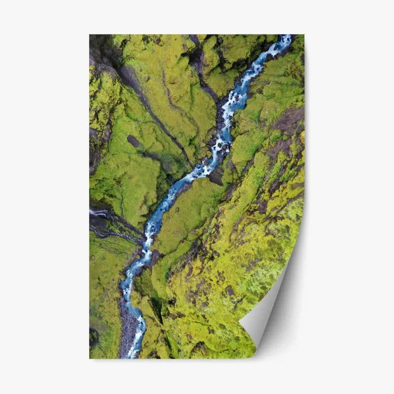 Repositionierbarer Aufkleber luftaufnahme: fluss in moosbedeckter schlucht