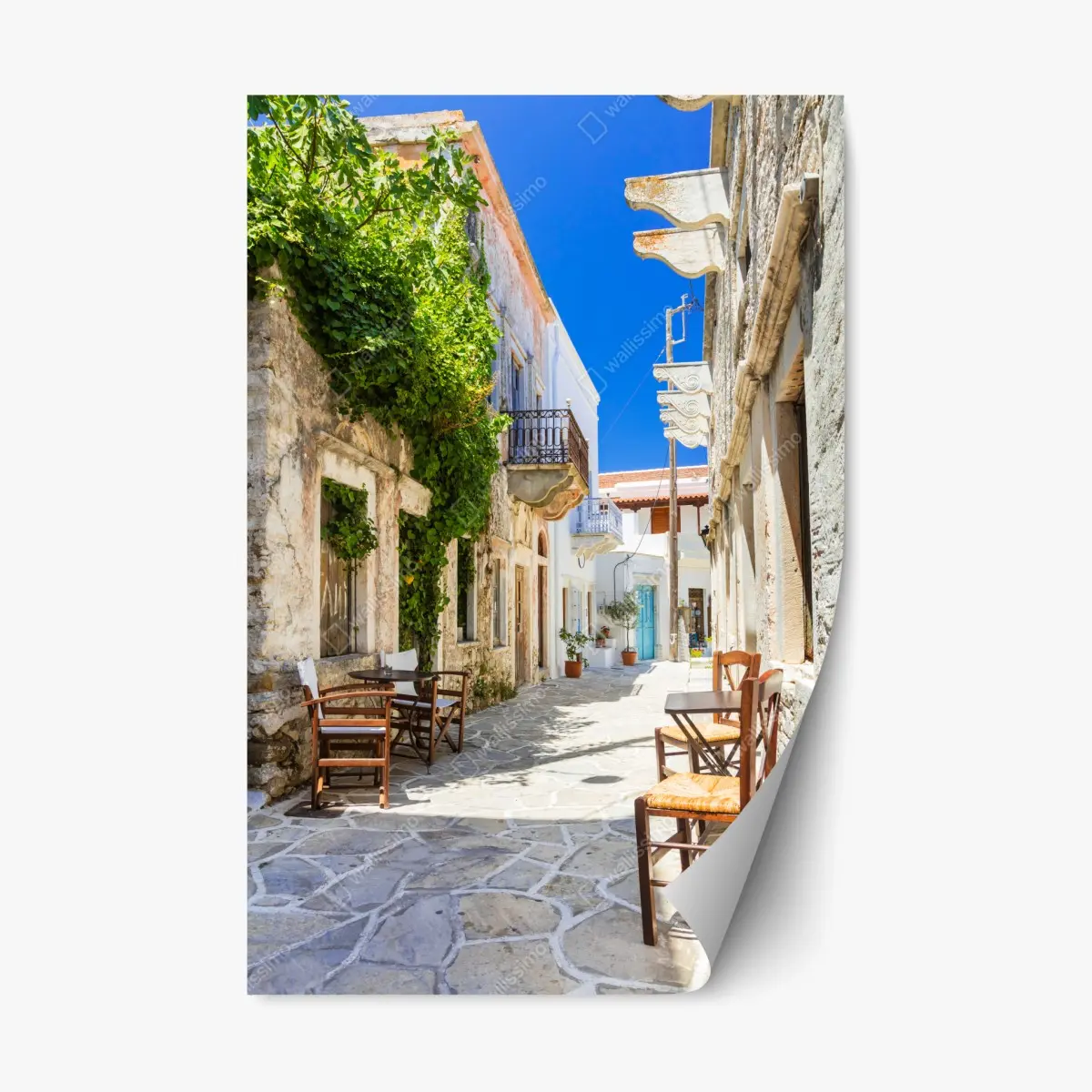 Repositionierbarer Aufkleber sonnenbeschienene mediterrane gasse mit caféstühlen – Wallnifity® Repositionierbarer Aufkleber sonnenbeschienene mediterrane gasse mit caféstühlen – Wallnifity®