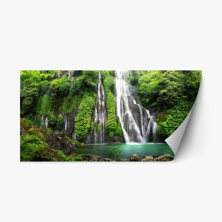 Repositionierbarer Aufkleber ruhiger wasserfall im smaragdgrünen wald – Wallnifity®