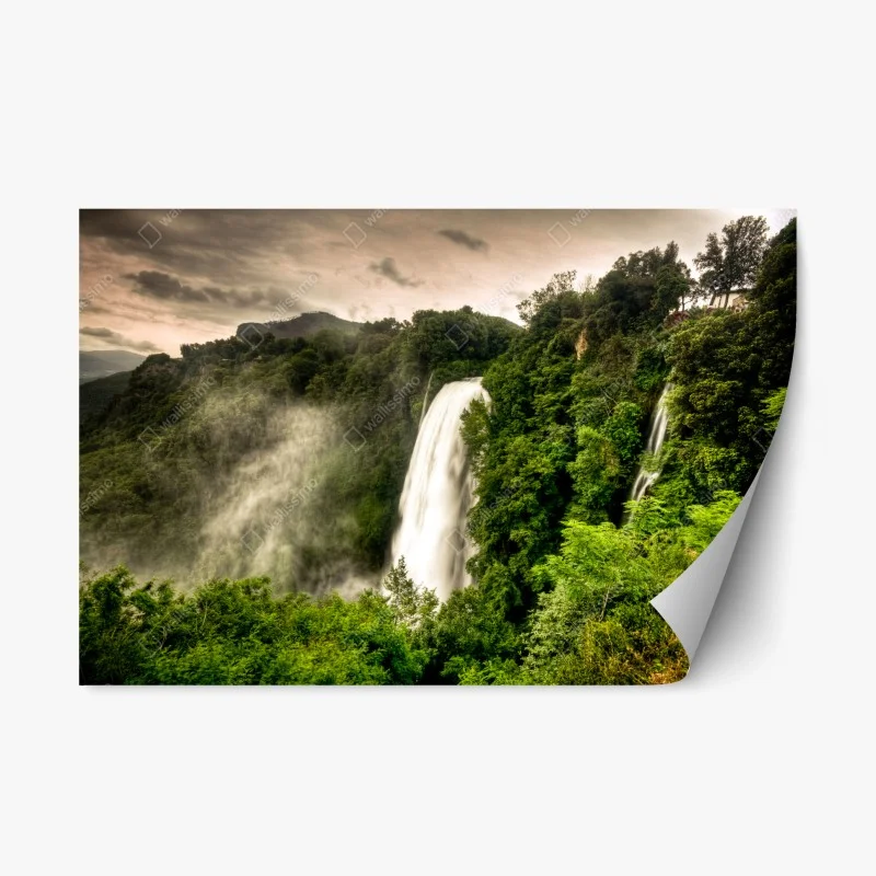 Repositionierbarer Aufkleber Marmore wasserfall in Umbrien: neblige grüne landschaft