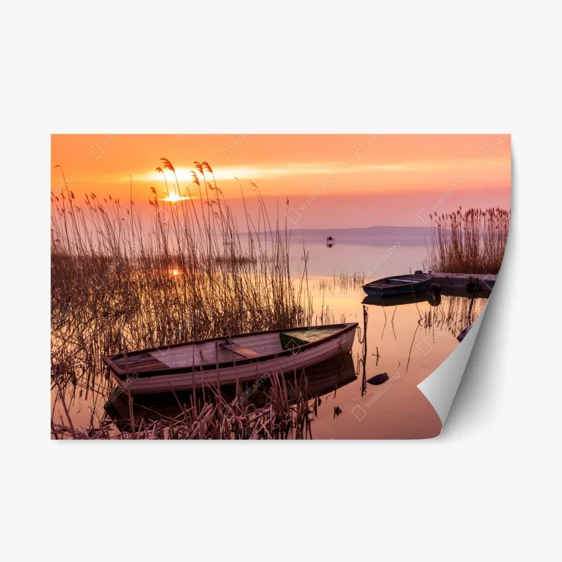 Repositionierbarer Aufkleber sonnenuntergang am see mit vertäuten booten