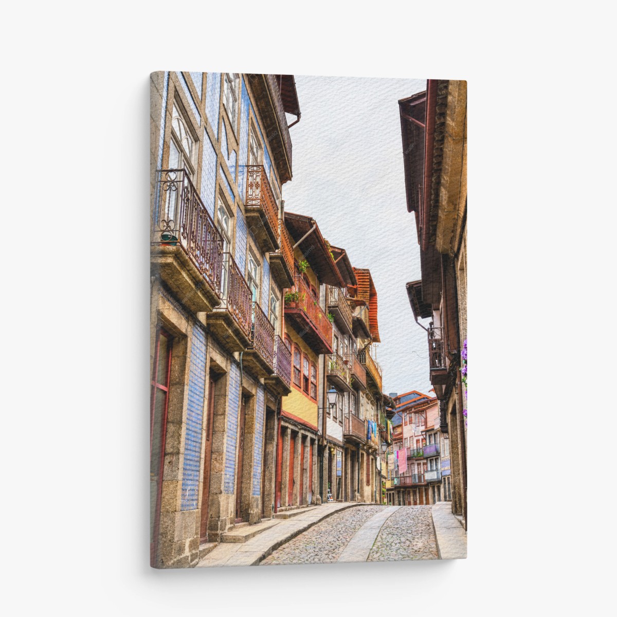 Leinwandbild malerische gepflasterte straße mit bunten fassaden – Wallnifity®