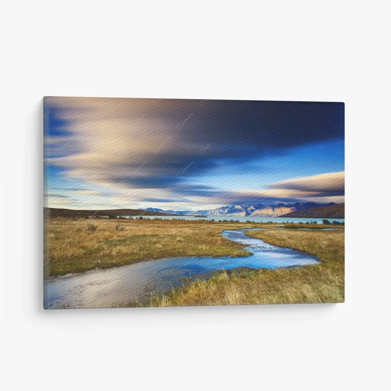 Leinwandbild ruhiger bergsee mit schlängelndem bach – Wallnifity®