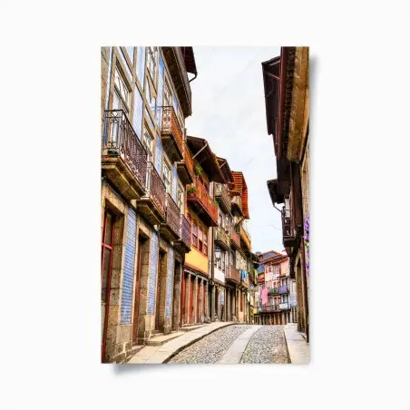 Poster malerische gepflasterte straße mit bunten fassaden – Wallnifity®
