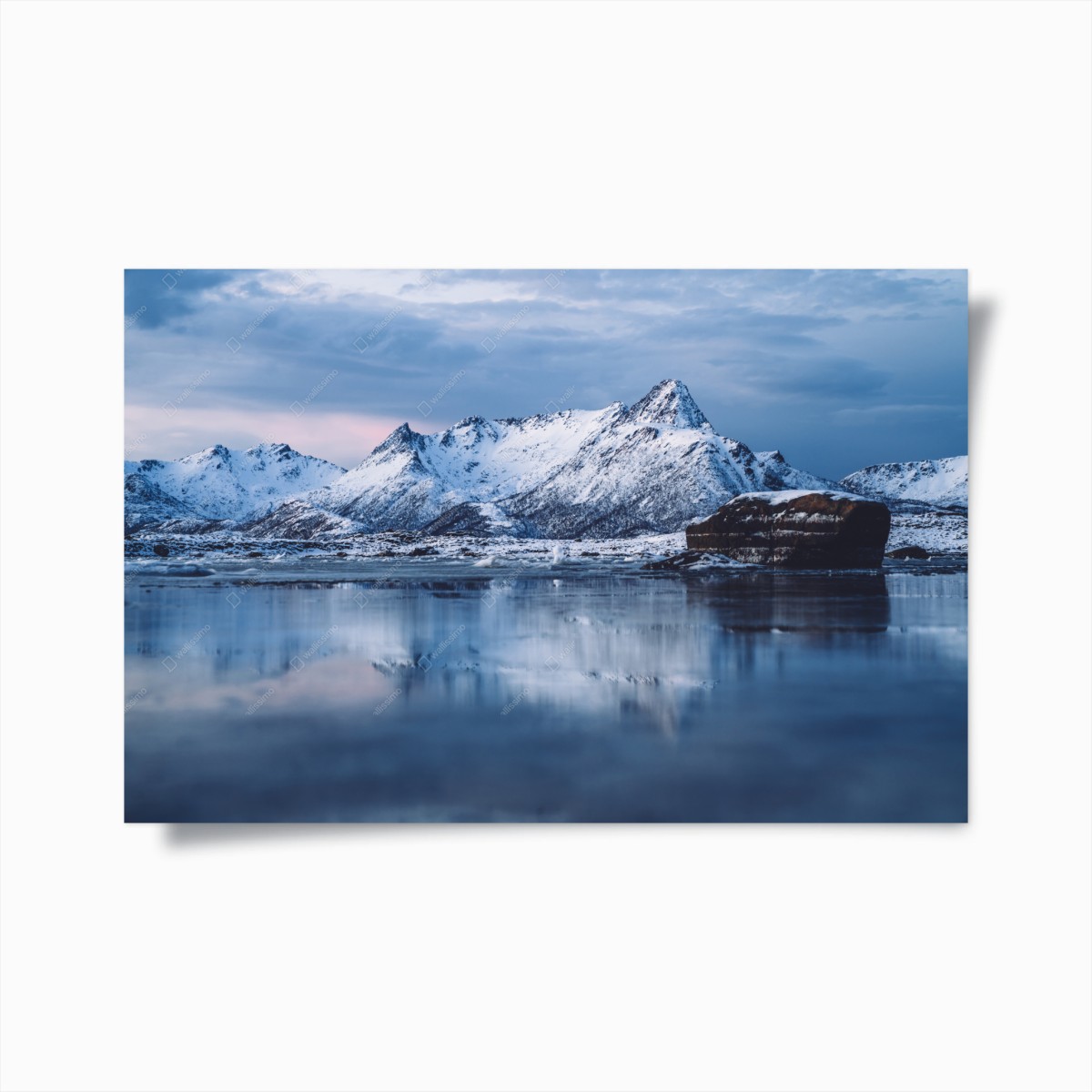 Poster schneebedeckte bergspiegelung bei dämmerung – Wallnifity®