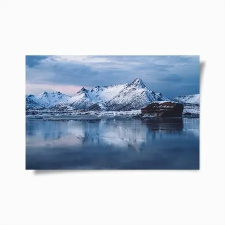 Poster schneebedeckte bergspiegelung bei dämmerung – Wallnifity®
