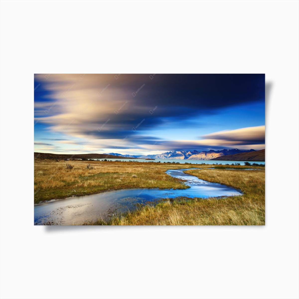 Poster ruhiger bergsee mit schlängelndem bach – Wallnifity®