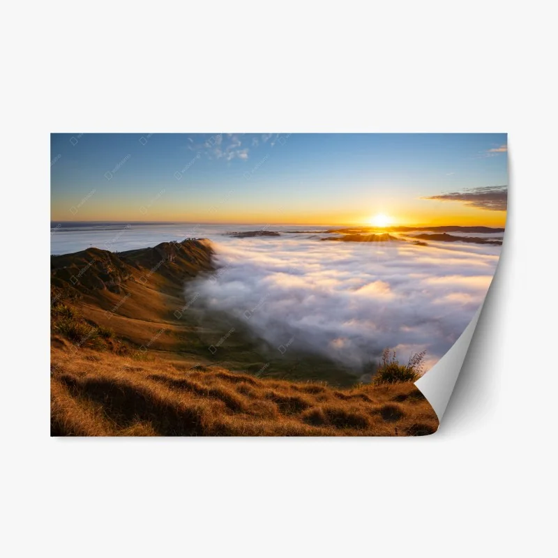 Repositionierbarer Aufkleber sonnenaufgang über nebeligem bergtal
