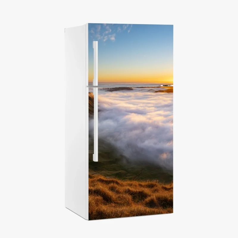 Kühlschrankaufkleber sonnenaufgang über nebeligem bergtal