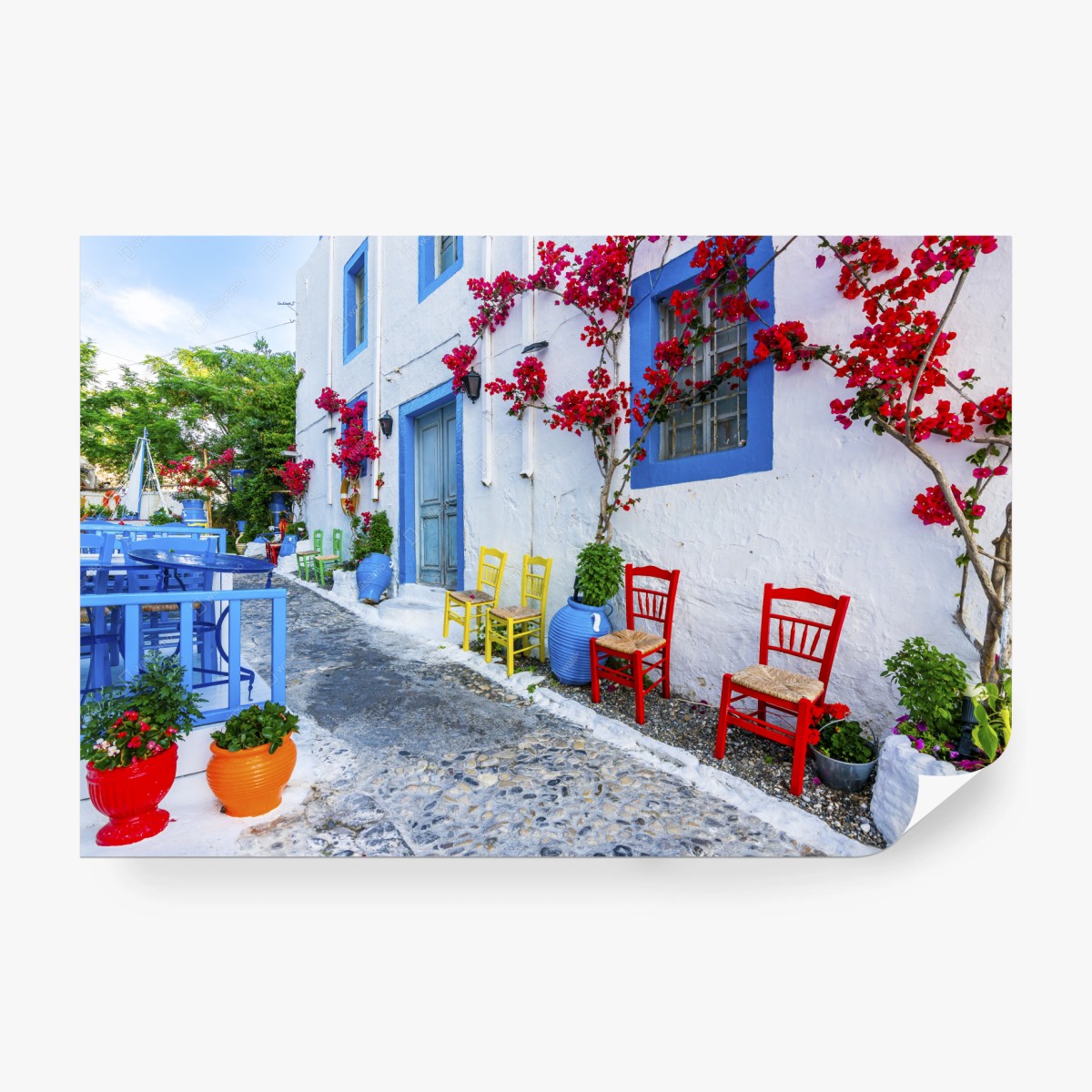 Fototapete sonnige küstenallee mit bunten stühlen – Wallnifity®