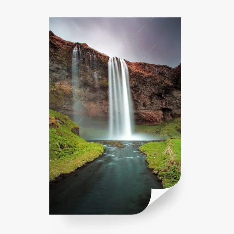 Fototapete nebeliger wasserfall im üppigen tal – Wallnifity®